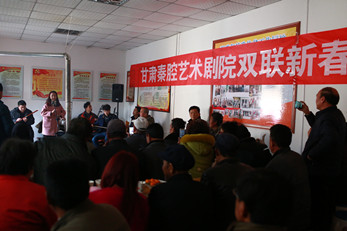 甘肅秦腔藝術(shù)劇院領(lǐng)導(dǎo)班子、全體中層干部和部分演職人員赴清水縣李店村慰問雙聯(lián)幫扶戶并舉辦慰問演出活動