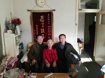 甘肅演藝集團(tuán)藝術(shù)總監(jiān)胡豫川、甘肅秦腔藝術(shù)劇院副總經(jīng)理馬臨軍等慰問甘肅秦腔藝術(shù)劇院部分離退休老同志