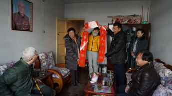 甘肅演藝集團董事長朱玉蘭、總經(jīng)理張明、藝術(shù)總監(jiān)胡豫川等慰問離退休老同志