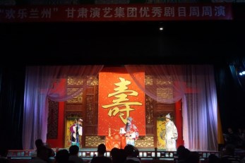 東風(fēng)劇院演出京劇傳統(tǒng)戲《罷宴》、《天女散花》、《審潘洪》