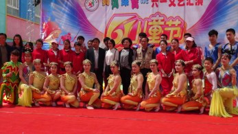 歡樂童年  放飛夢想——甘肅省雜技團開展“高雅藝術(shù)進校園”演出活動