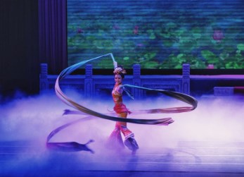 教育部、文化和旅游部、財政部高雅藝術(shù)進校園——中國經(jīng)典舞劇《絲路花雨》博得重慶高校滿場贊譽