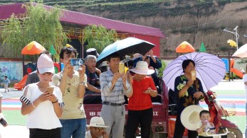 惠民演出再放藝彩　歡聲笑語(yǔ)響徹鄉(xiāng)村——省歌舞劇院隴原“紅色文藝輕騎兵”走進(jìn)隴西鞏昌、福星鎮(zhèn)