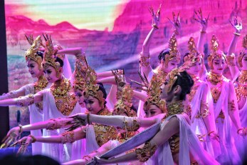 教育部、文化和旅游部、財(cái)政部2019年高雅藝術(shù)進(jìn)校園——中國(guó)經(jīng)典舞劇《絲路花雨》在濟(jì)南歷城二中華彩綻放