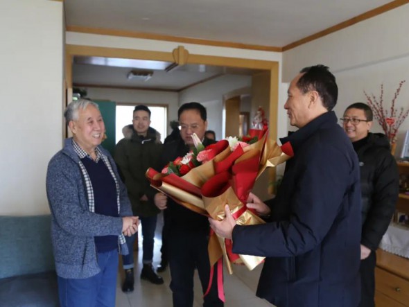 致一聲問候 · 送一片祝?！拭C演藝集團(tuán)歌舞劇院開展新春走訪慰問活動(dòng)