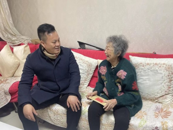 甘肅演藝集團黨委副書記、監(jiān)事會主席、藝術總監(jiān)龍富國一行赴話劇院慰問離退休老藝術家