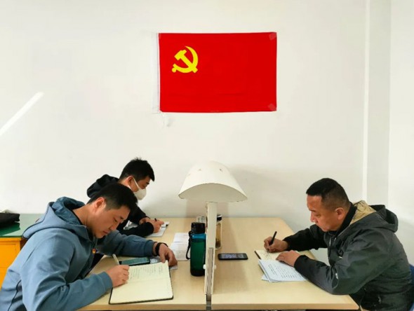 弘揚(yáng)勞模精神，用青春力量點(diǎn)燃?jí)粝?，匠心鑄就輝煌未來