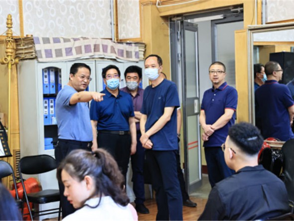 甘肅演藝集團(tuán)黨委書記、董事長(zhǎng)陳其銀一行調(diào)研指導(dǎo)集團(tuán)直屬各單位疫情防控與復(fù)工復(fù)產(chǎn)工作