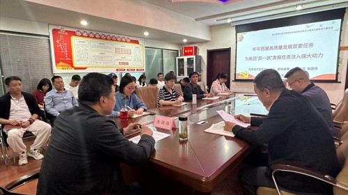 甘肅演藝集團(tuán)黨委委員、副總經(jīng)理、財(cái)務(wù)總監(jiān)張國偉在秦腔藝術(shù)劇院作學(xué)習(xí)貫徹習(xí)近平新時(shí)代中國特色社會(huì)主義思想主題教育專題黨課