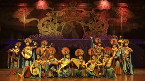 【演出盛況】中國(guó)經(jīng)典舞劇《絲路花雨》首演火爆，紀(jì)念票、文創(chuàng)產(chǎn)品、讀者書籍同步亮相，今晚精彩繼續(xù)！